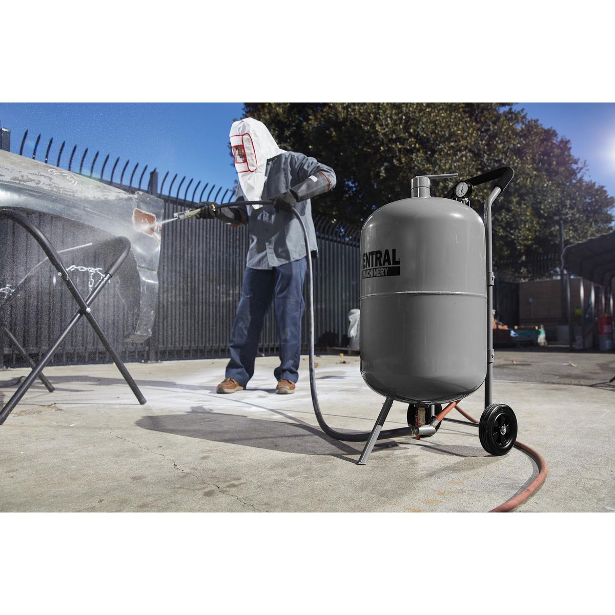 110 lb. Pressurized Abrasive Blaster V621